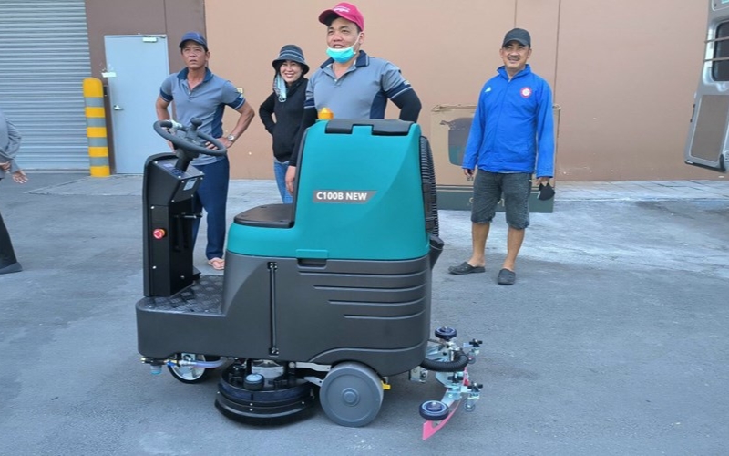 Bàn giao máy chà sàn liên hợp ngồi lái Clepro C100B New